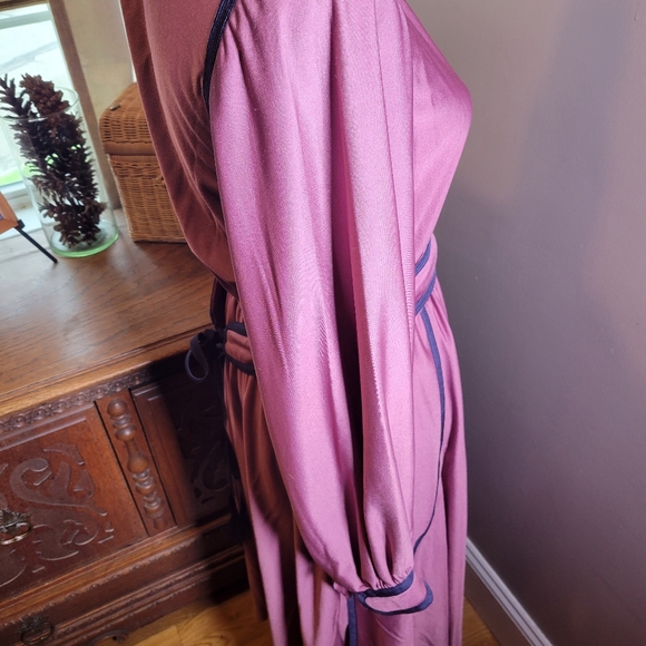 VINTAGE 70'S MIGNON MAUVE AND NAVY POET SLEEVE MIDI DRESS - Picture 9 of 9